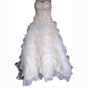 FLASH SALE 🤑 limited time
Beautiful Wedding Gown 💫